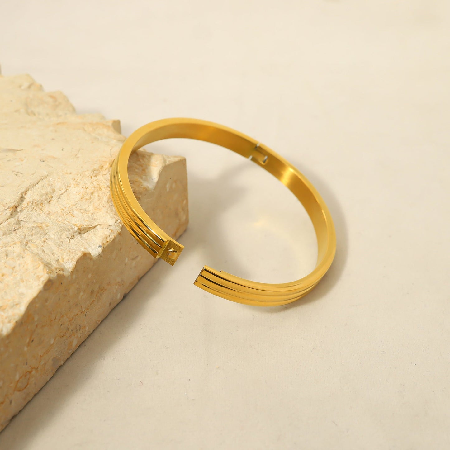 Geometric Pattern Bracelet With Zirconia Stripe