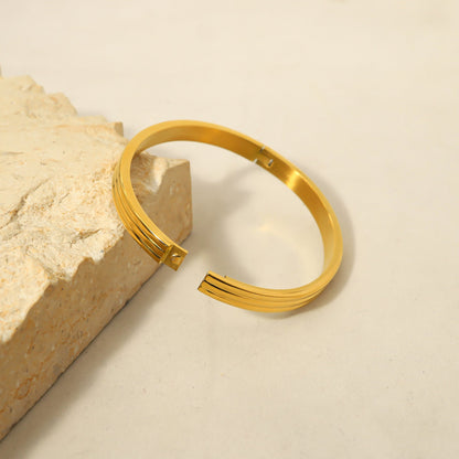 Geometric Pattern Bracelet With Zirconia Stripe