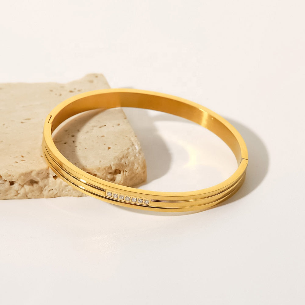 Geometric Pattern Bracelet With Zirconia Stripe