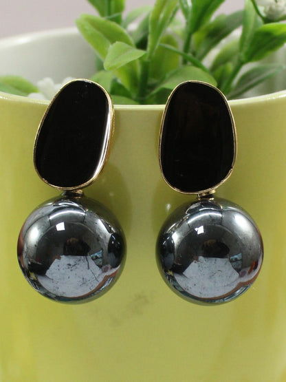 Large Round Pearl with Geometric Stud