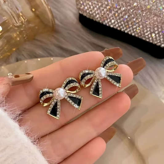 Stud-BlackBow-Pearl in center