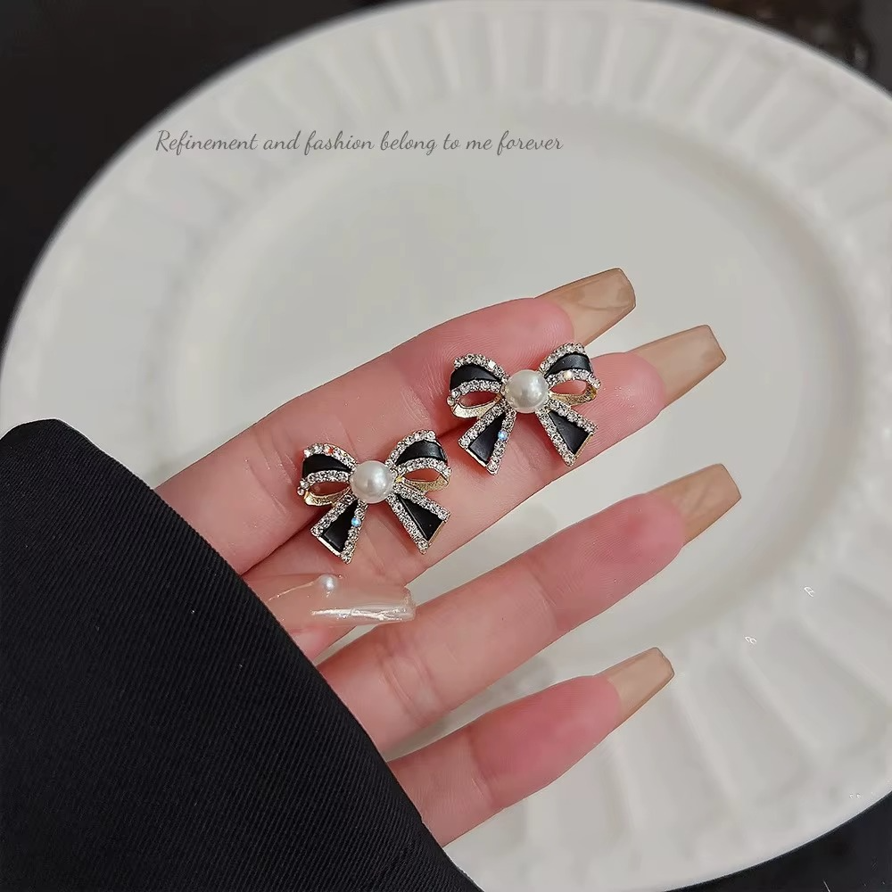 Stud-BlackBow-Pearl in center