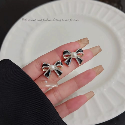 Stud-BlackBow-Pearl in center