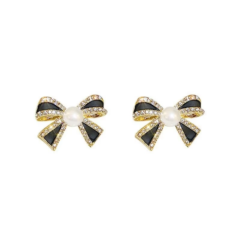 Stud-BlackBow-Pearl in center