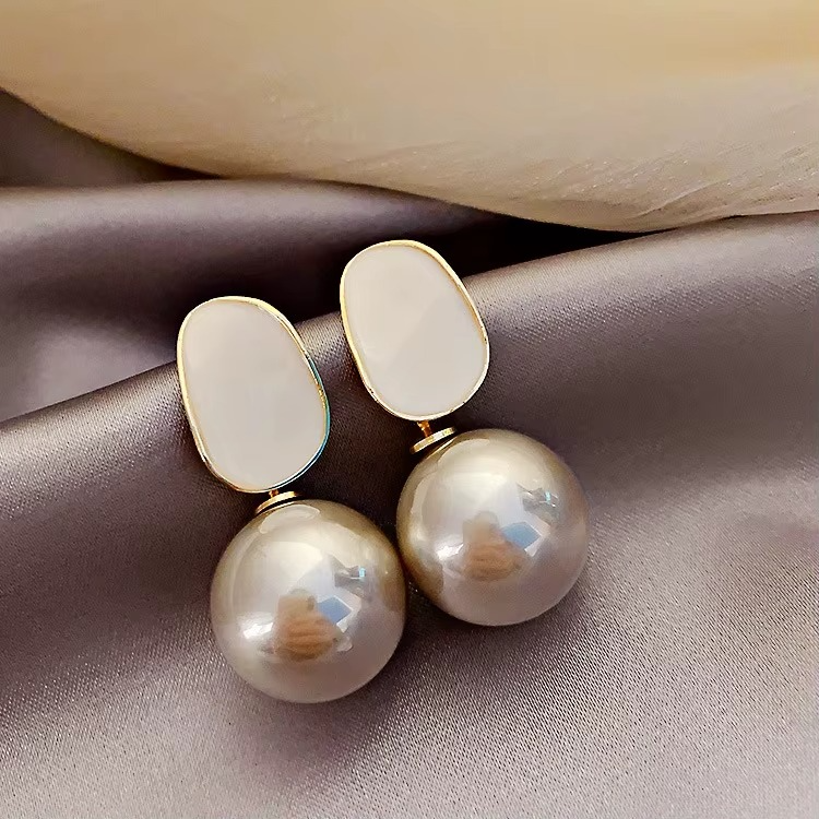 Large Round Pearl with Geometric Stud