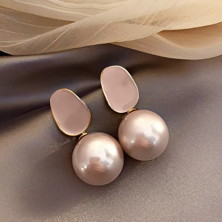 Large Round Pearl with Geometric Stud